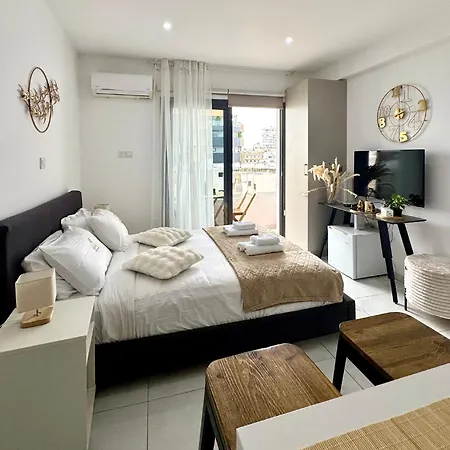 Lazuli & Seaview * لارنكا